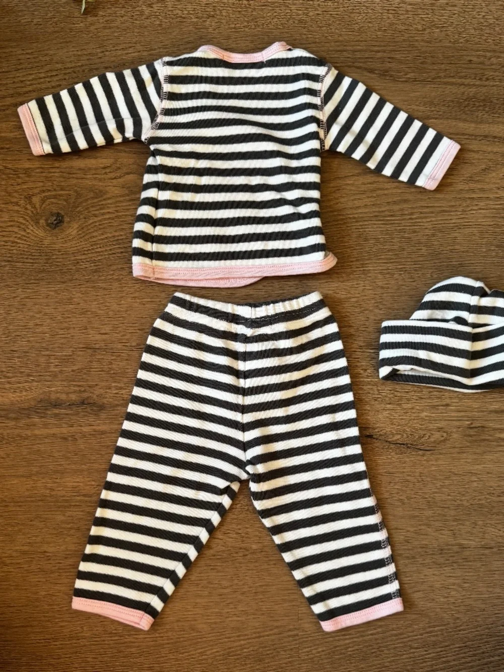 Sippy's Babes Newborn 3-Piece Striped Outfit Set Hat Wrap Top Pants 0M